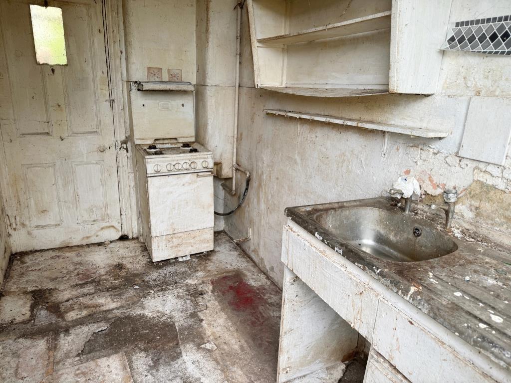 Lot: 135 - TERRACE HOUSE FOR TOTAL REFURBISHMENT - Kitchen